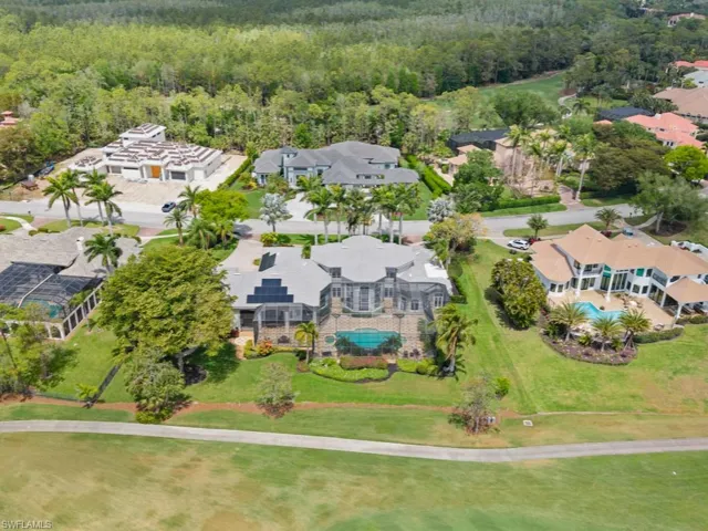 Bird's eye view featuring a residential view and a wooded view