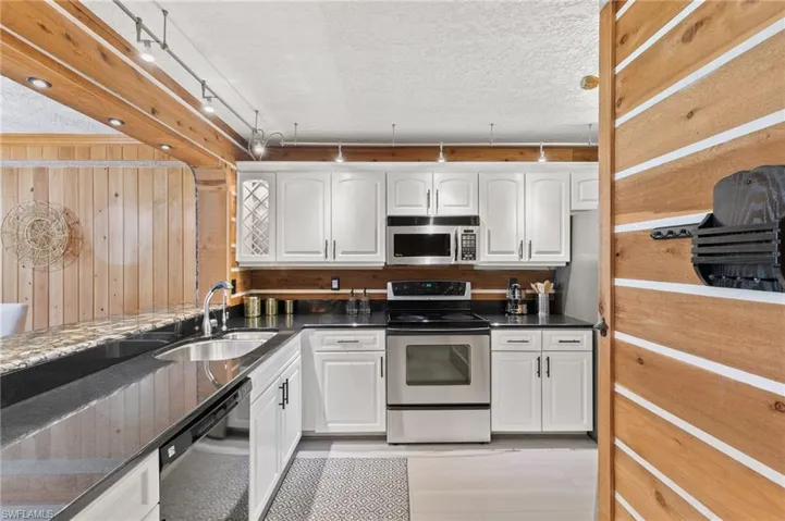 256  Pebble Beach  CIR, Naples, FL 34113