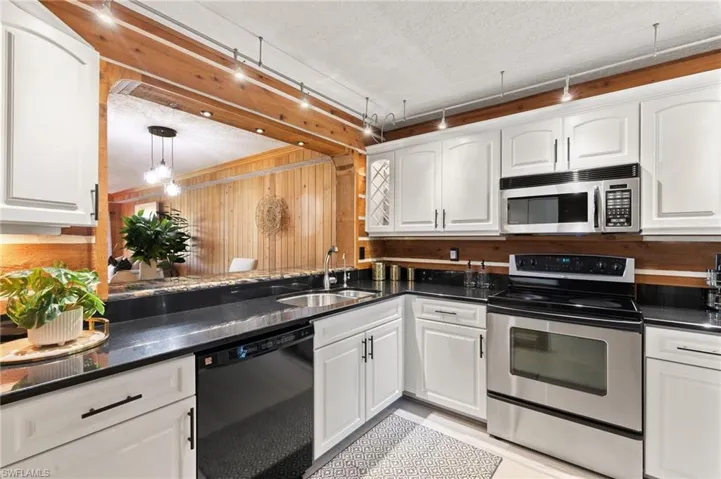 256  Pebble Beach  CIR, Naples, FL 34113