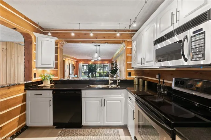 256  Pebble Beach  CIR, Naples, FL 34113