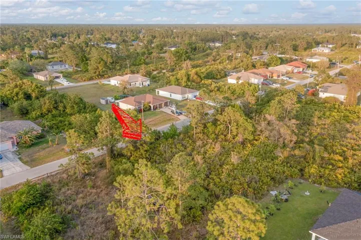 Aerial view featuring a residential view and a forest view