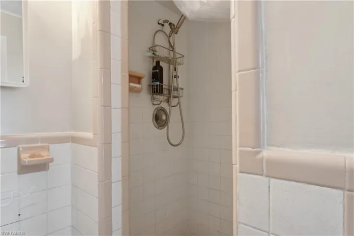 2nd bathroom/pool bathroom