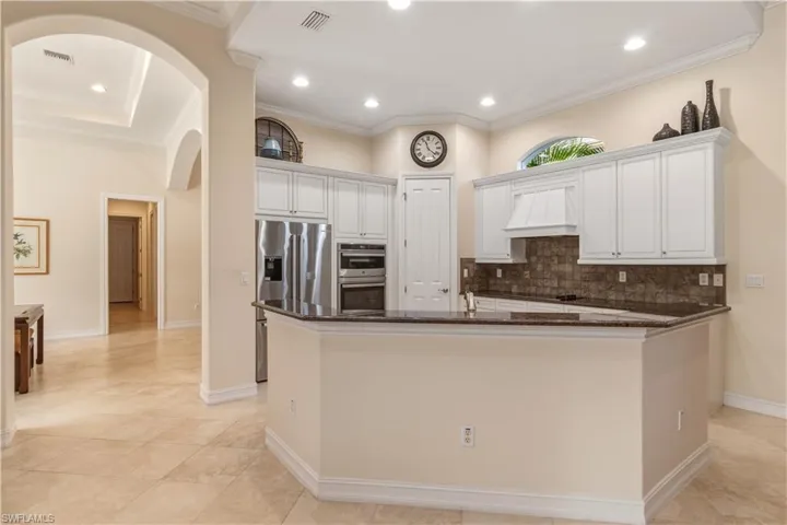 8986  Shenendoah  CIR, Naples, FL 34113