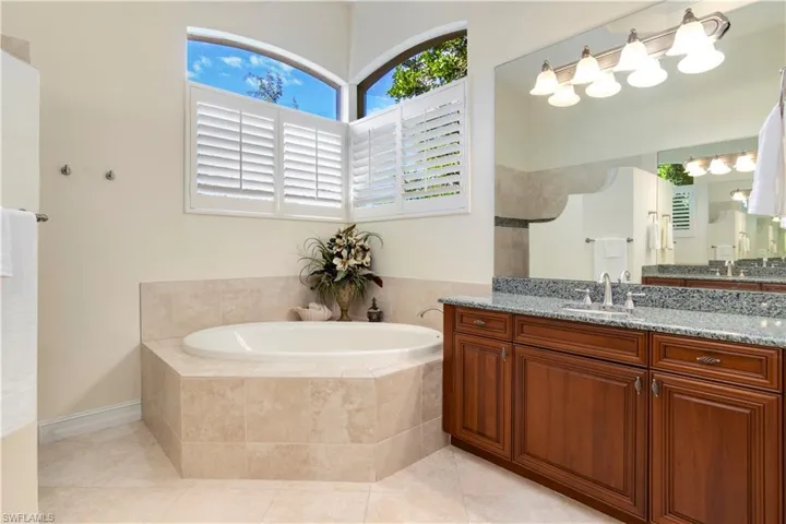 8986  Shenendoah  CIR, Naples, FL 34113