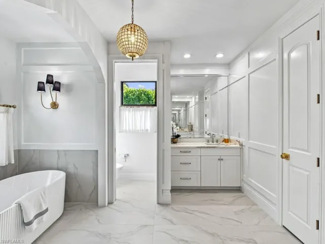 9833 Clear Lake Cir, Naples, Florida 34109