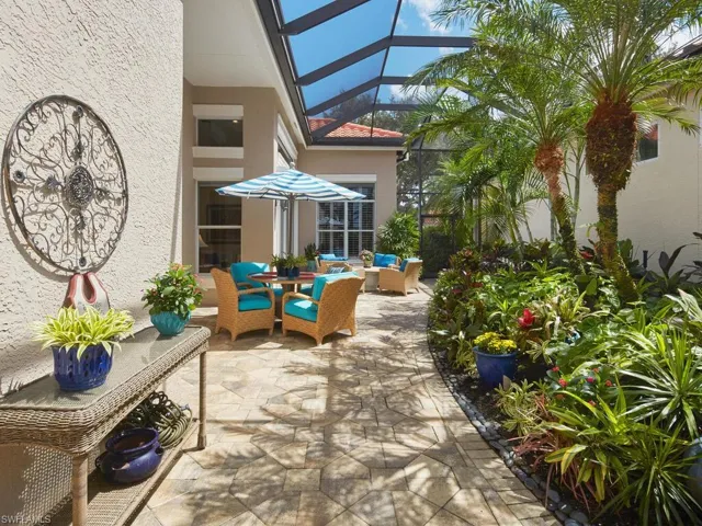View of patio / terrace with an outdoor hangout area and glass enclosure