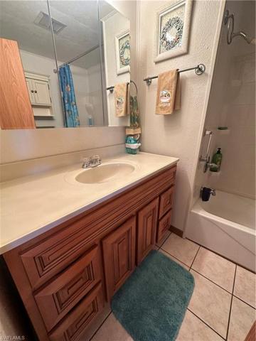 Guest Bathroom w/Tub & Shower