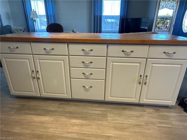 Kitchen Island w/Cabinets