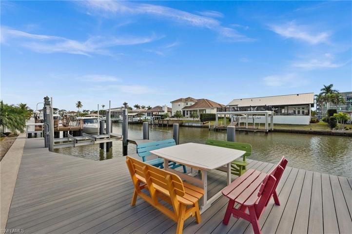 Deck area w/dock