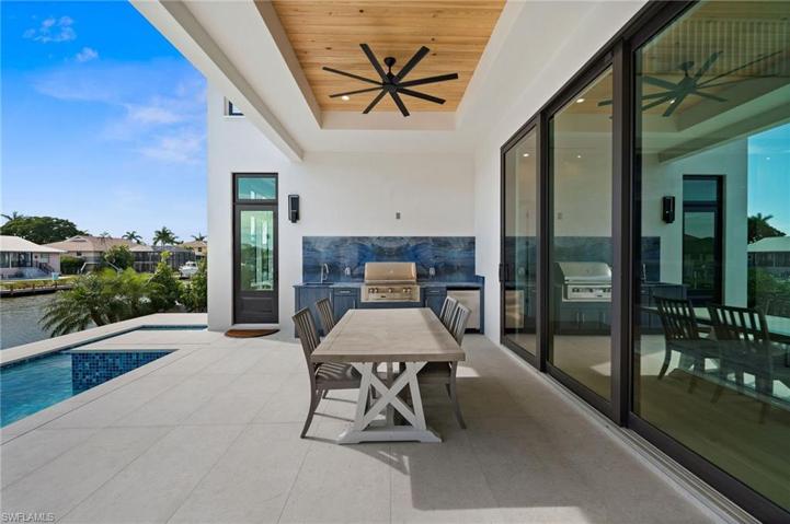 covered lanai w/outdoor kitchen