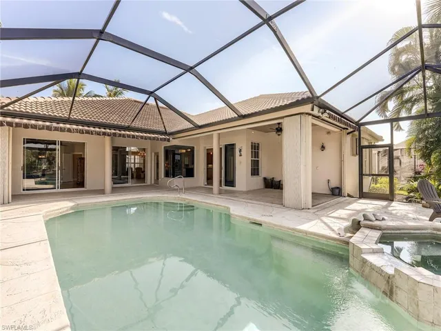Pool and spa with 2 covered lanai areas