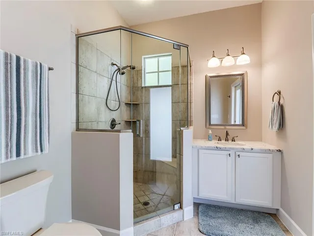 Well updated pool bath shared by bedroom 4