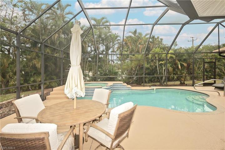 Dining area on the pool lanai