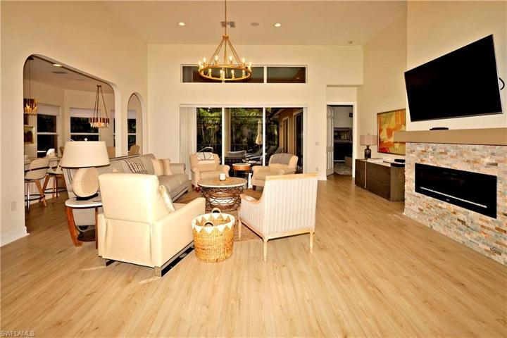 Greatroom overlooking the pool