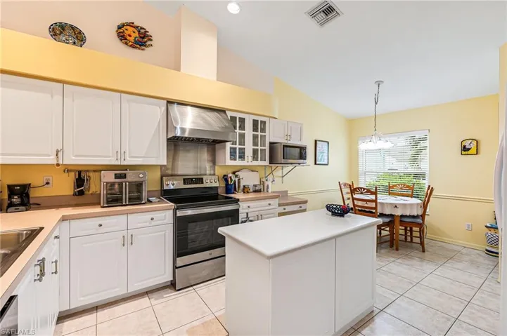 5696  Greenwood  CIR, Naples, FL 34112