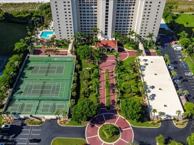 Bird's eye view of apartment complex and a pool