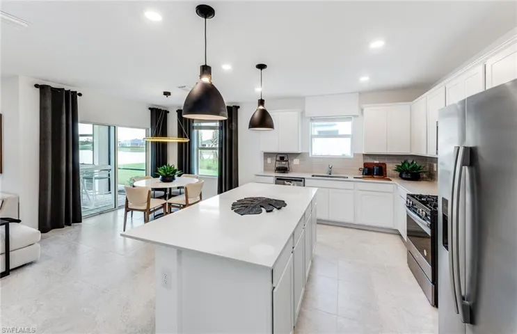 Interior photos are of a staged model home. Illustration purposes only. Options may vary.