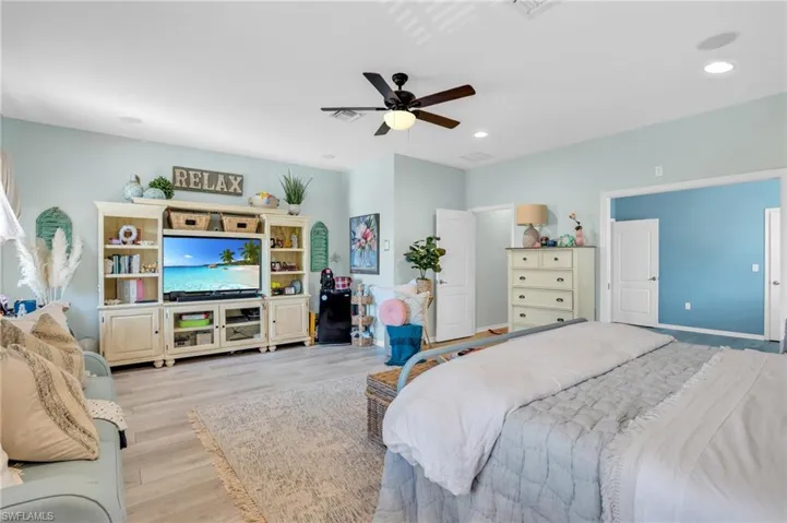 Versatile Bonus Room (currently used as a teenagers dream bedroom)