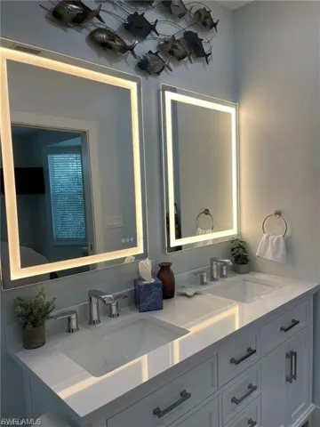 1st Floor En Suite Full Bath