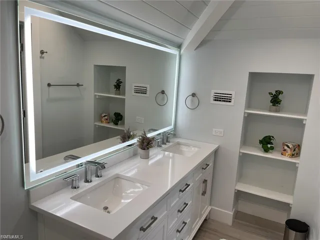 2nd Floor En Suite Main Bath