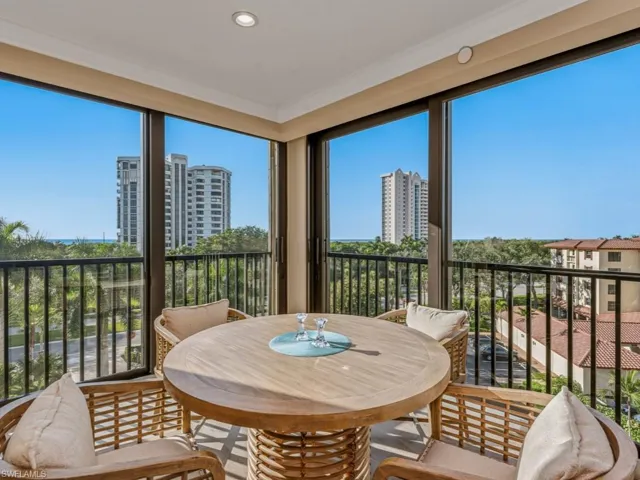 Another dining or cocktail niche