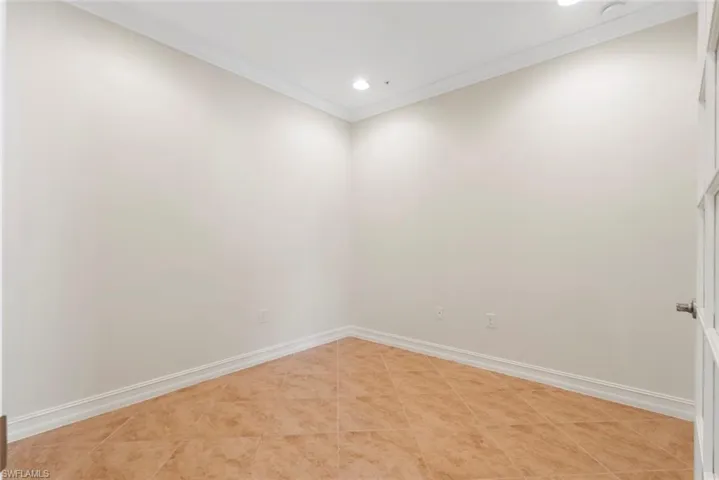 Office/Den Unfurnished