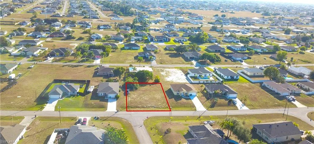 Aerial view of residential area featuring property parcel outlined