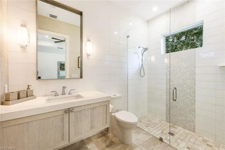 Gorgeous en suite bathroom.