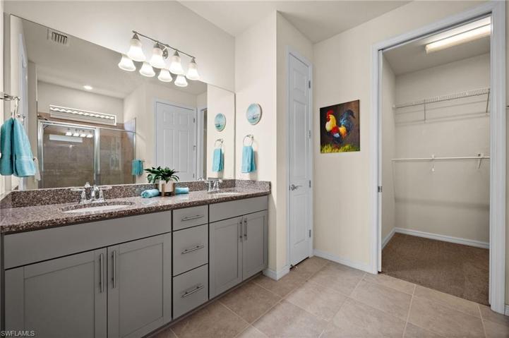 Master Bath, Dual Sinks, Walk-in Shower, Huge Walk-in Closet