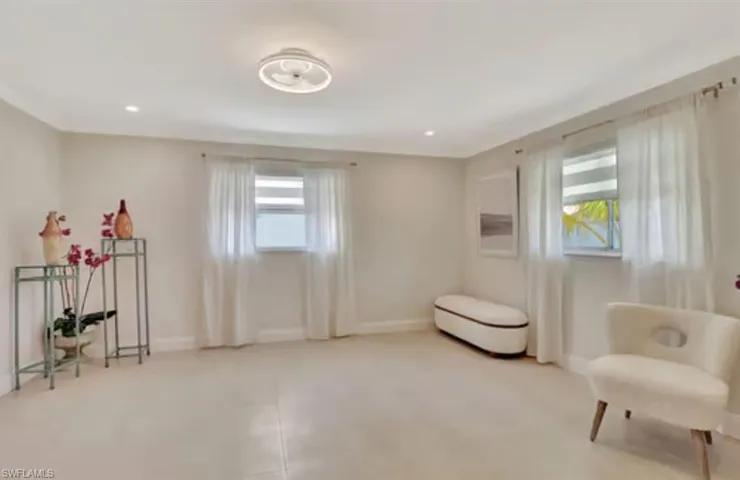 Sitting room with recessed lighting and baseboards