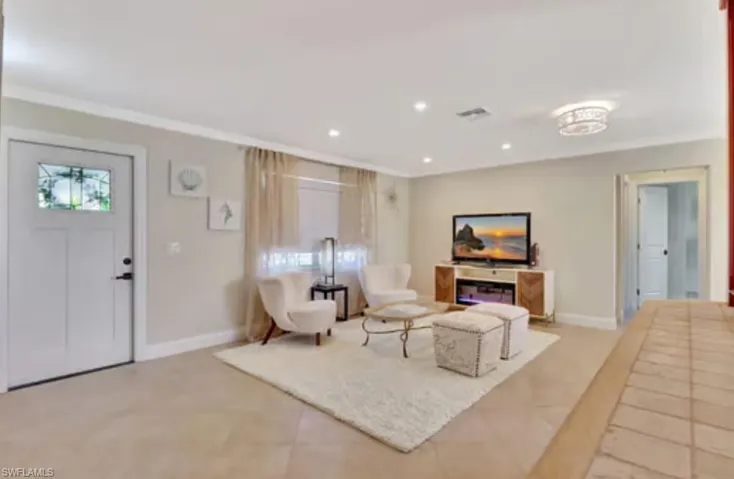Living room featuring visible vents, recessed lighting, baseboards, and ornamental molding