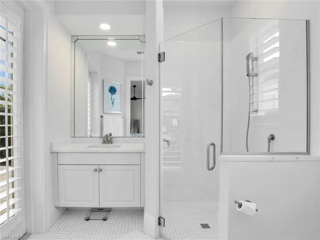 Guest bedroom ensuite with access to the lanai