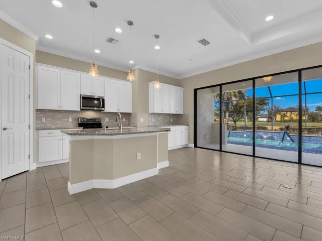 Kitchen w/ Breakfast Bar & Breakfast Nook