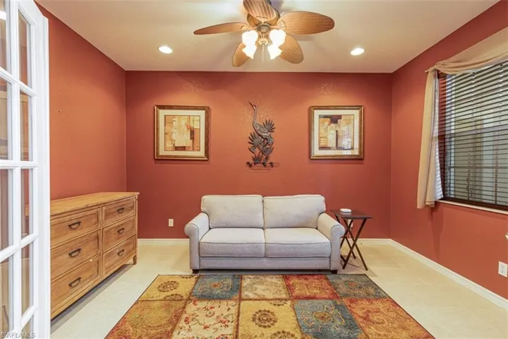 Sitting room with ceiling fan and recessed lighting