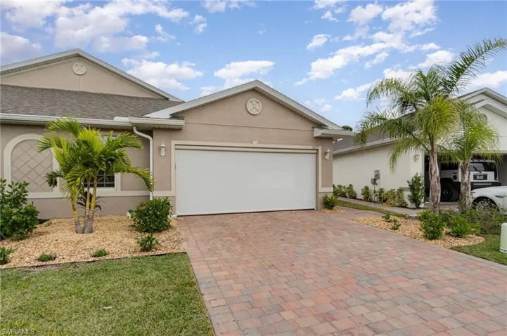 View of front of house with a garage SCREEN