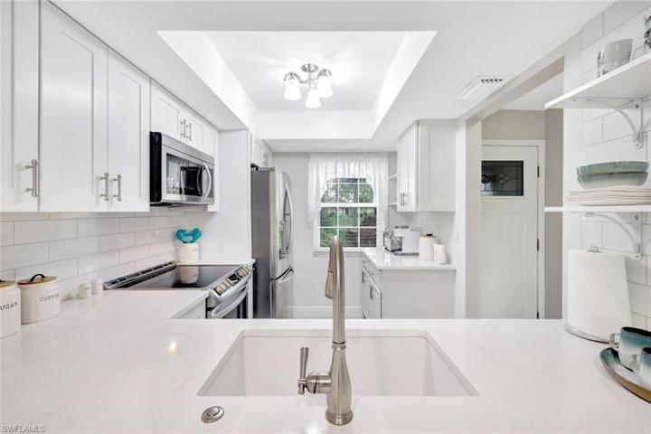 1004  Pine Isle  LN, Naples, FL 34112