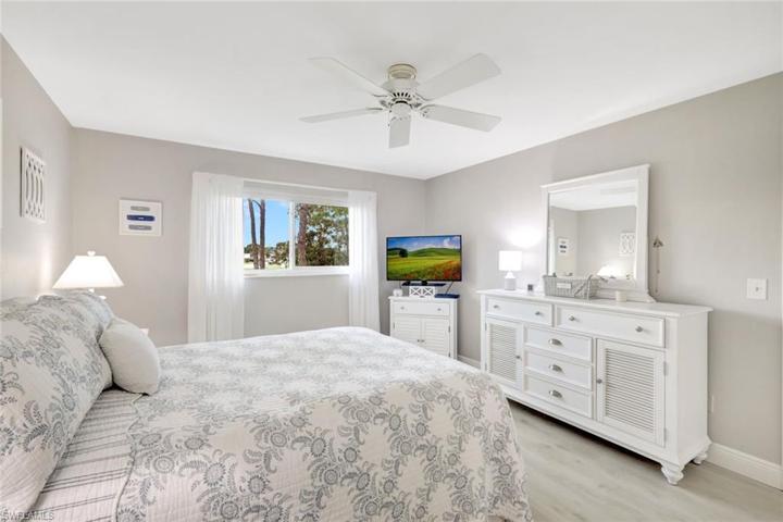 1004  Pine Isle  LN, Naples, FL 34112