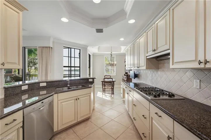 Kitchen with gas stove - breakfast bar & built-in desk