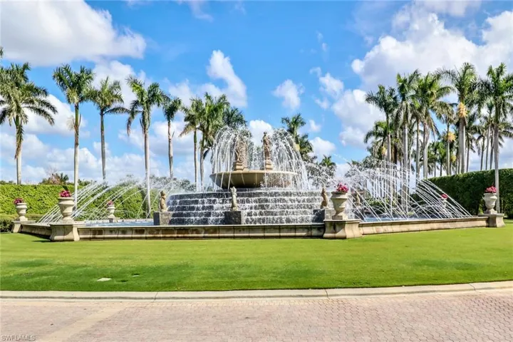 Beautiful fountain welcoming you to Miromar Lakes