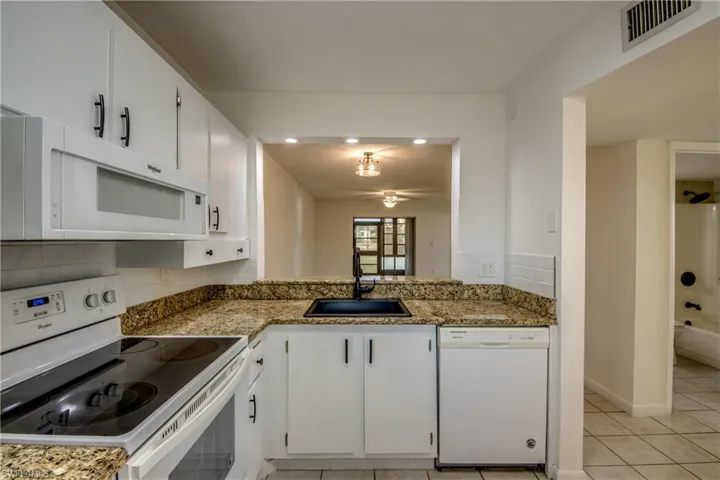 9261 Central Park Dr 106, Fort Myers, Florida 33919