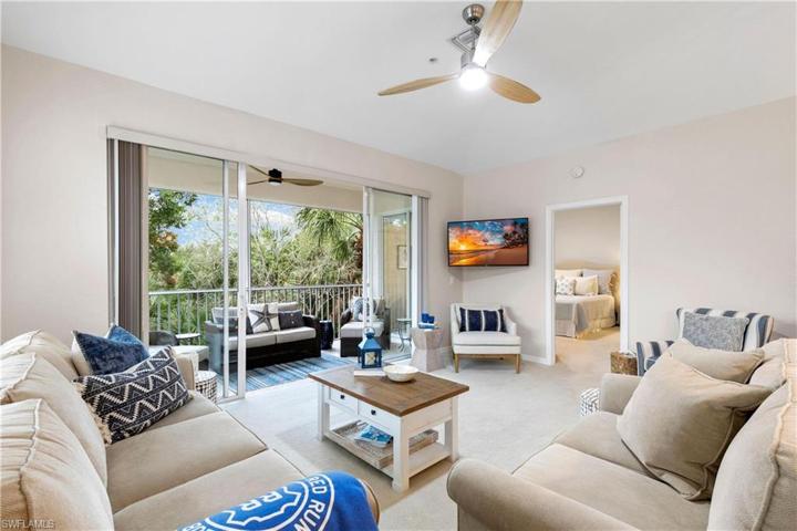 Living area/ screened lanai
