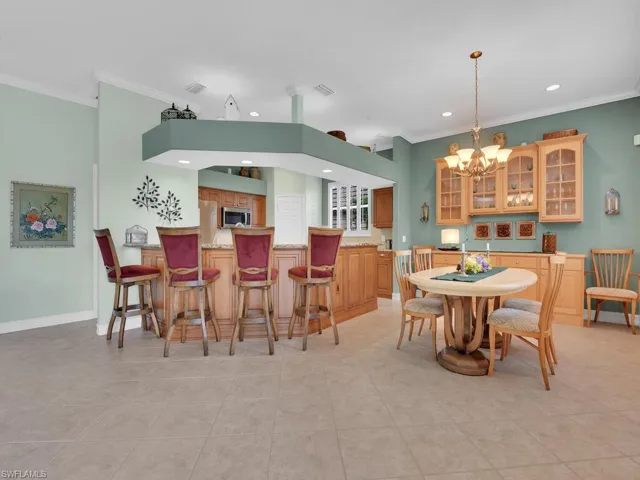 Dining Area & Breakfast Bar