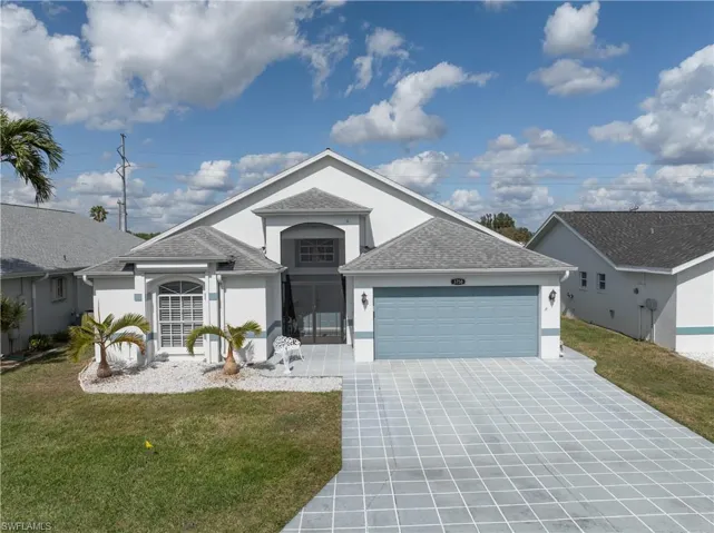 Ranch-style house with stucco siding, a shingled roof, and a front yard