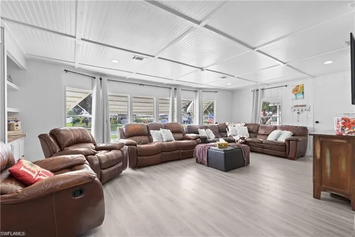 23  Derhenson  DR, Naples, FL 34114