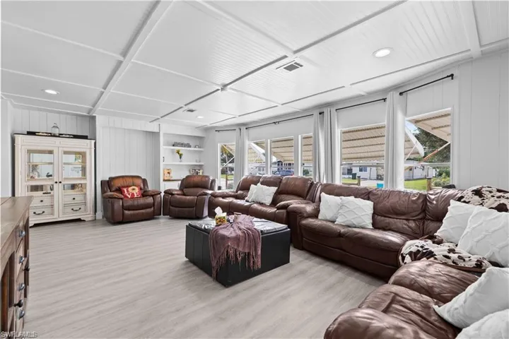 23  Derhenson  DR, Naples, FL 34114