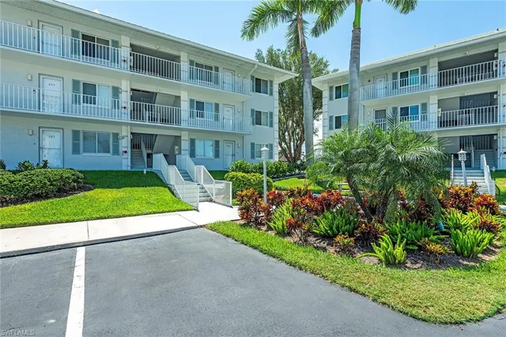 10684  Gulf Shore  DR, Naples, FL 34108