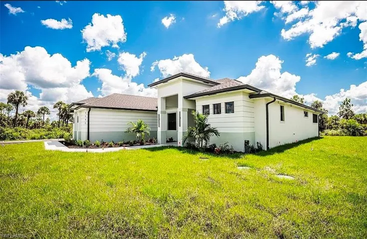 View of front facade with a front yard