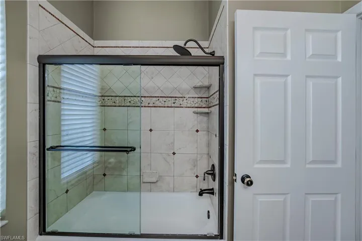 Guest shower/tub