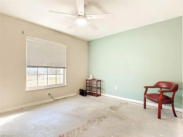 Unfurnished room with concrete flooring and ceiling fan