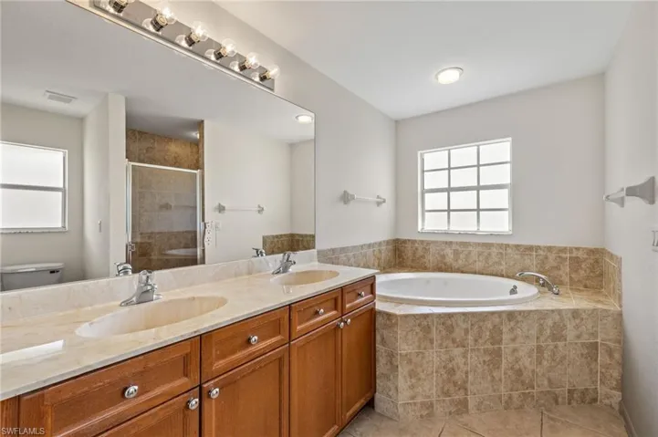 27 NW 28th  ST, Cape Coral, FL 33993